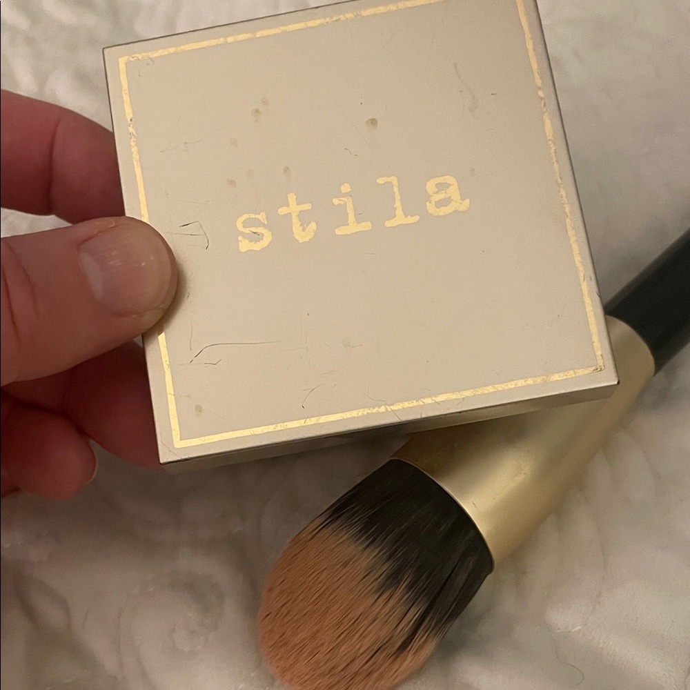 Stila Cream and Gold Compact with Brush Heavens Hue Highlighter “Kitten”